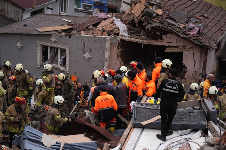 İstanbul Fatih'te 2 bina çöktü